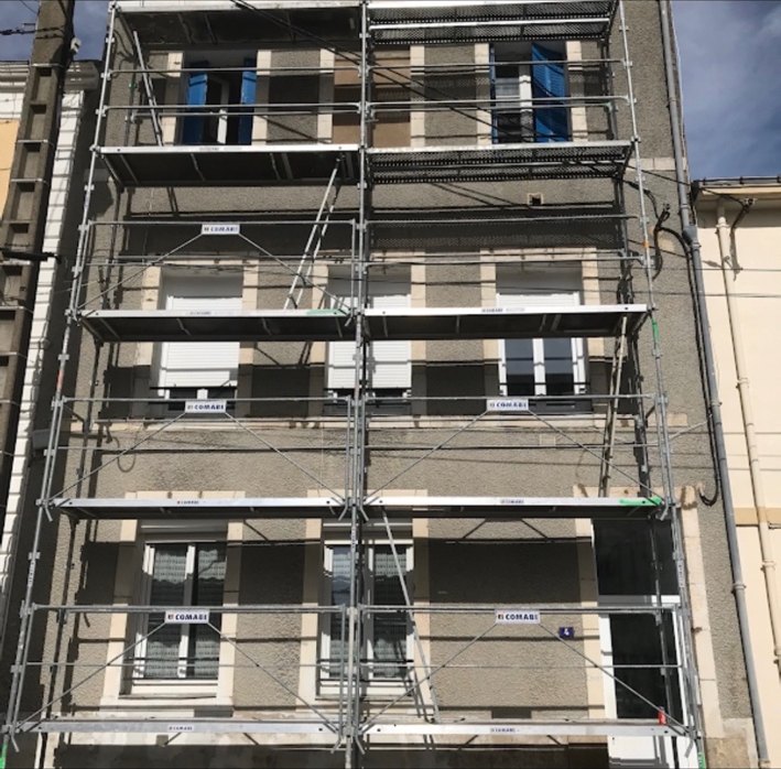 Façade d’immeuble avec échafaudage avant rénovation