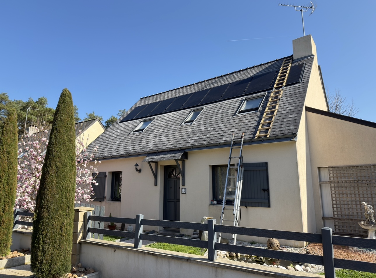 Traitement hydrofuge sur toiture en pente avant