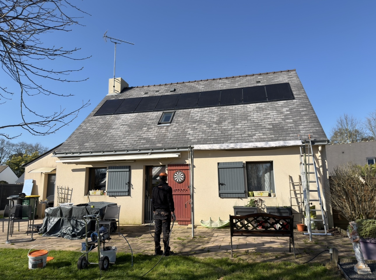 Toiture marquée par les mousses : comment entretenir l’extérieur de sa maison ?