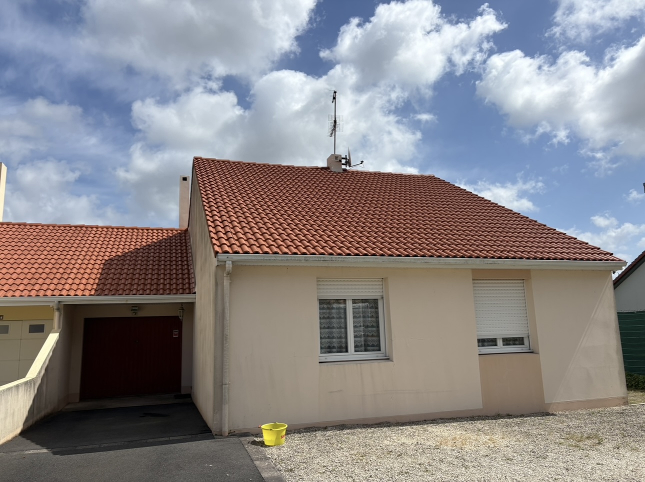Finition colorée sur toiture en tuiles après