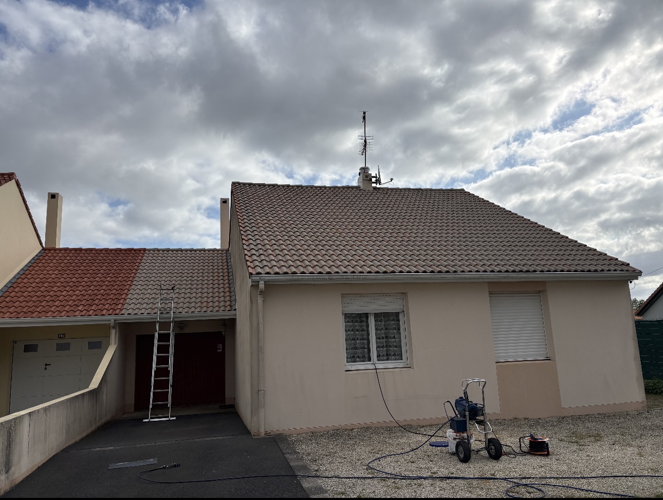 Finition colorée sur toiture en tuiles avant