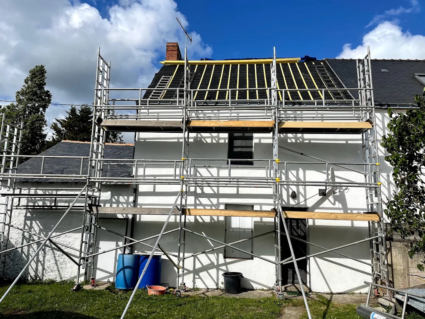 Chantier de couverture avec échafaudage
